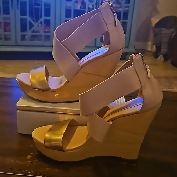 Diane Von furstenberg Opal Wedge in RoseGold/Pumice. Size 9.5 - Picture 9 of 16